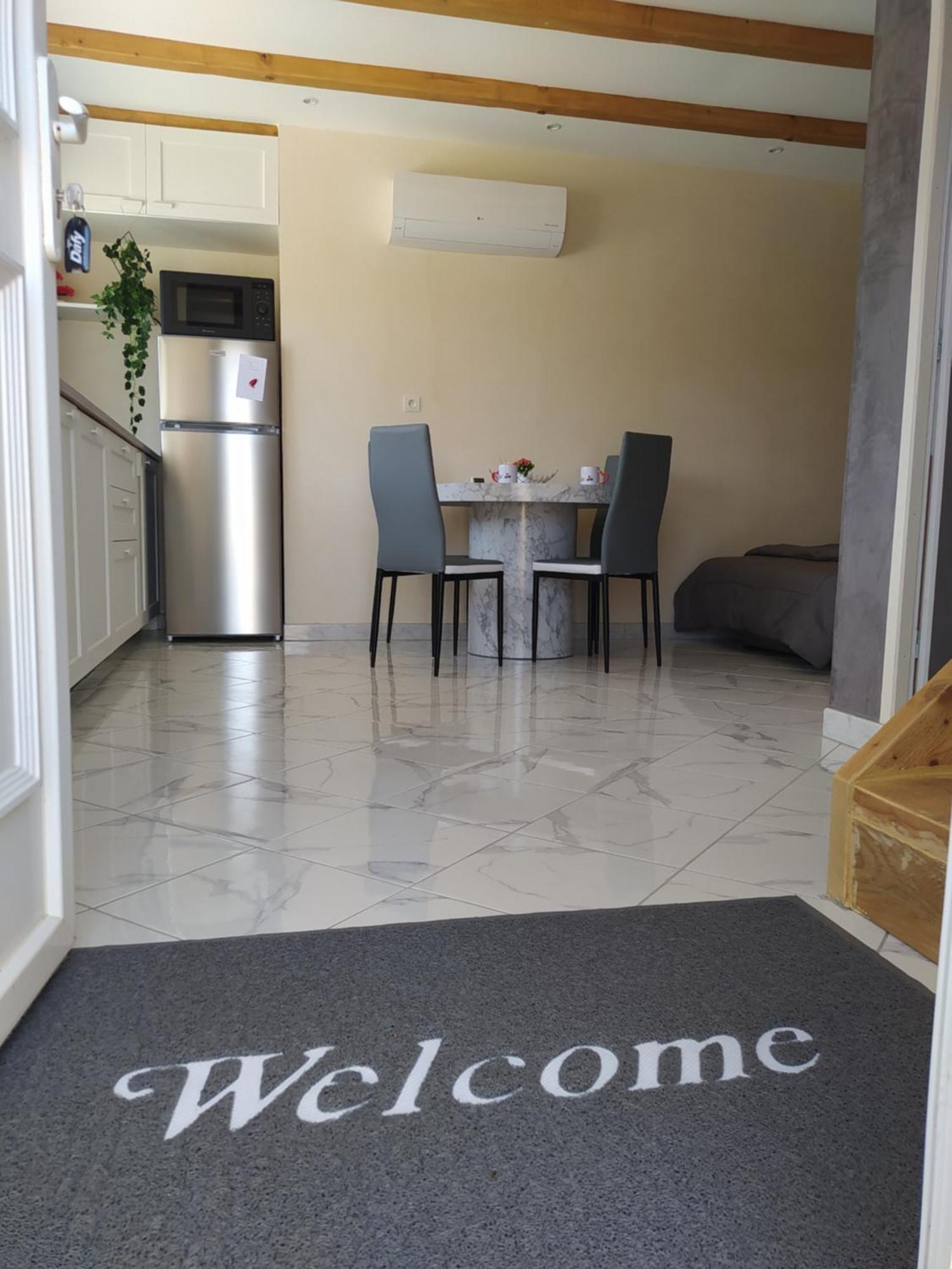 Studio Cosy Avec Terrasse Et Jacuzzi A Disposition De Mai A Aout Rians  ภายนอก รูปภาพ
